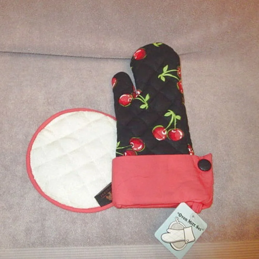 Cherry Print Quilted Oven Mitt Pot Holders Set Of 2 Trivet Hot Pad Tradwife NWT